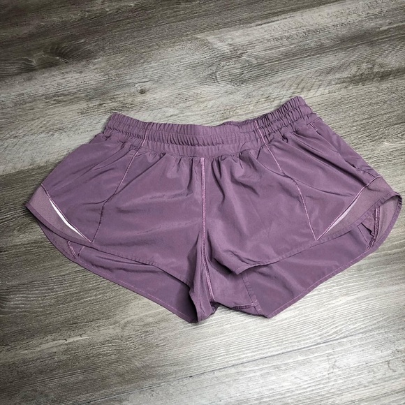 Lululemon Hotty Hot Short II *2.5" - Picture 2 of 6